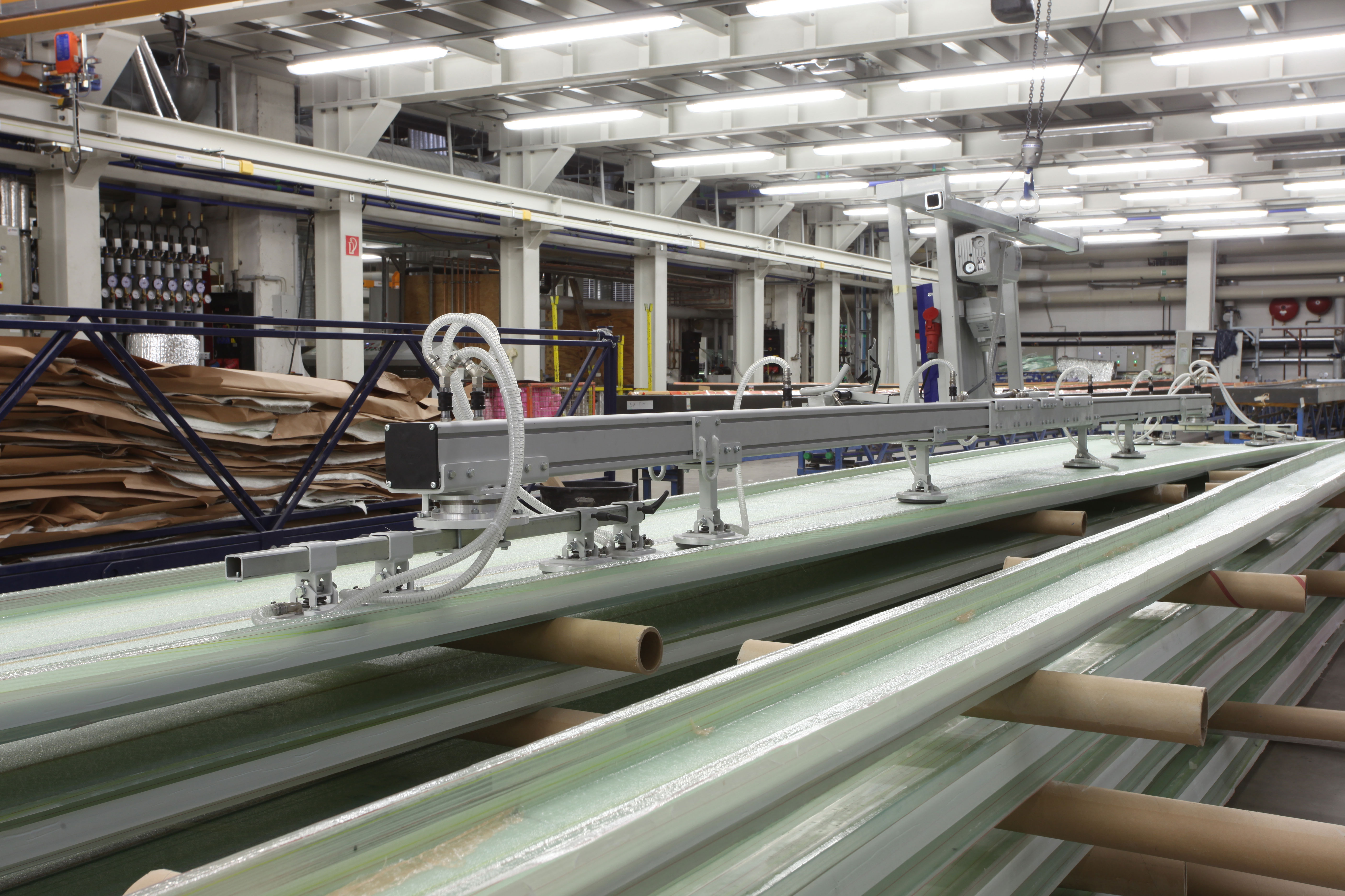 Vacuum lifting equipment for wind turbine production