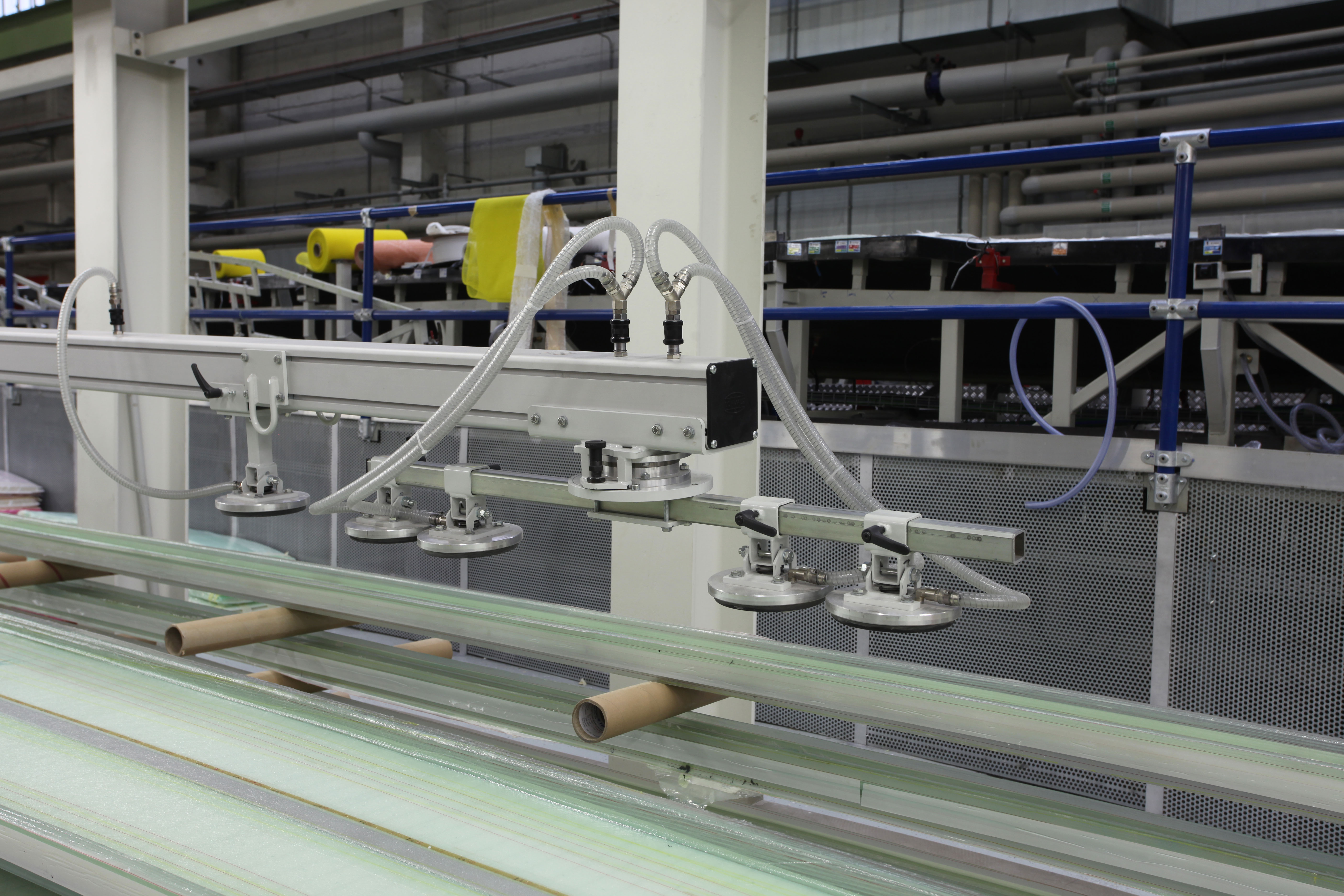 Vacuum lifting equipment for wind turbine production