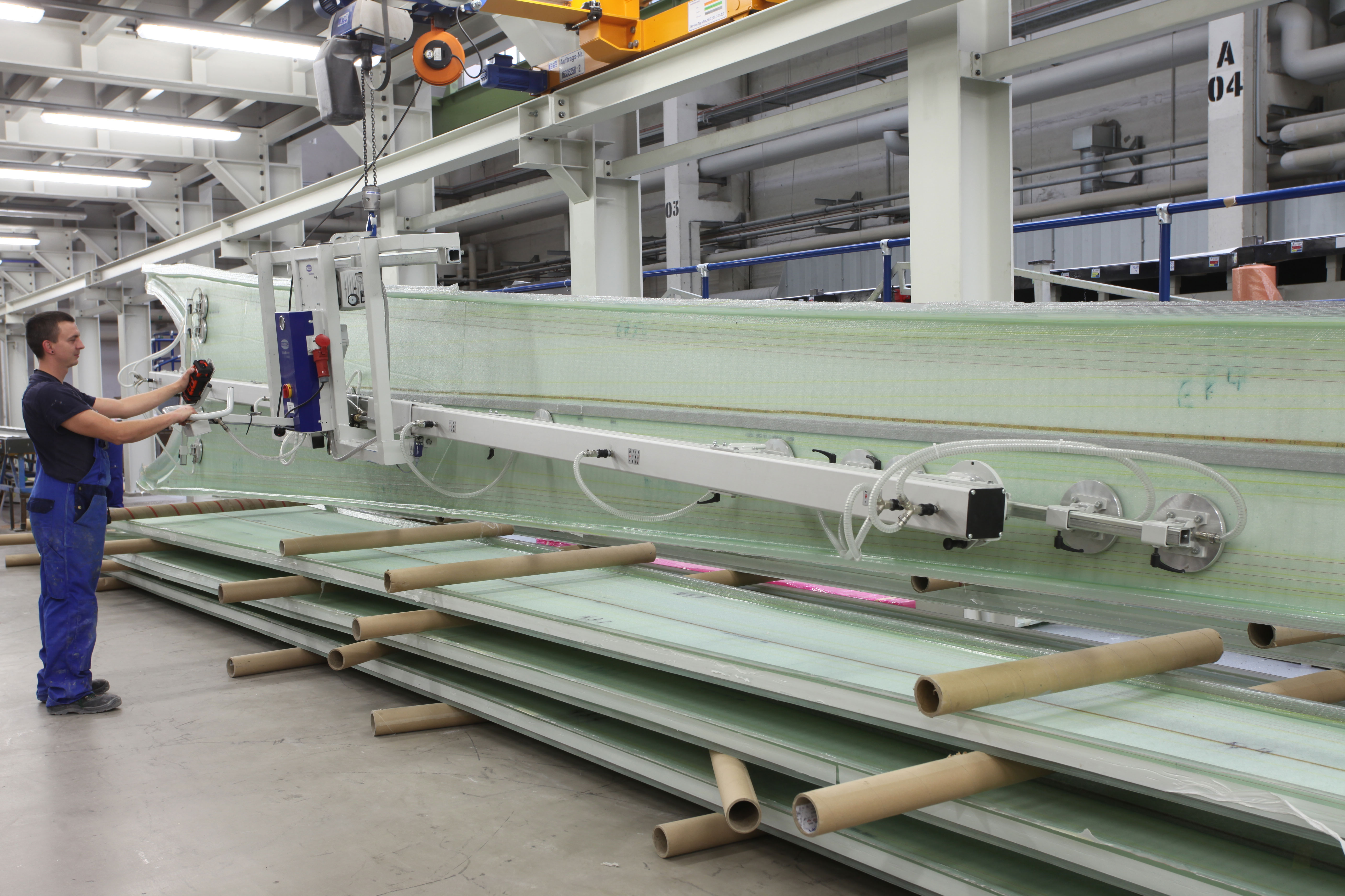 Vacuum lifting equipment for wind turbine production