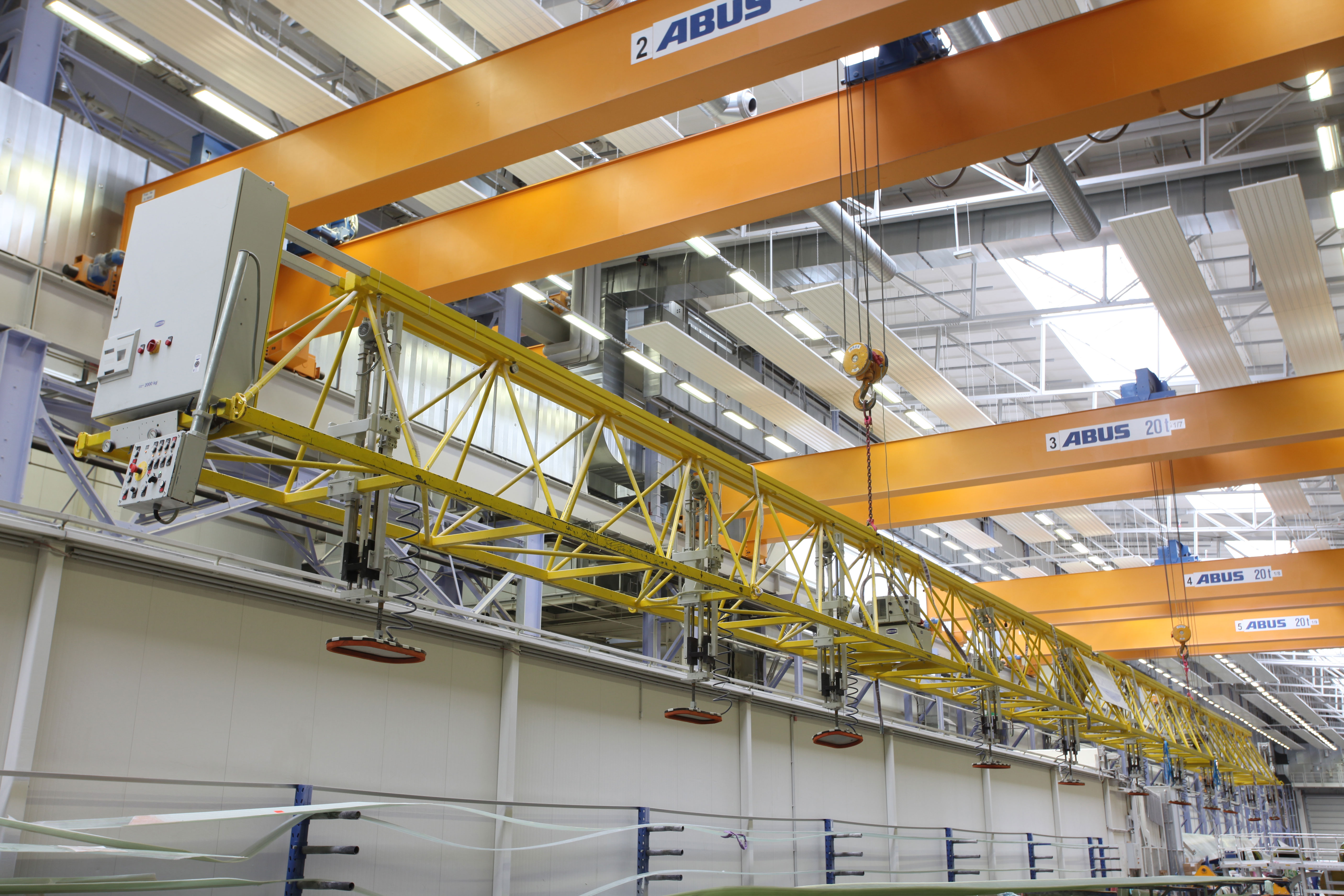 Vacuum lifting equipment for wind turbine production
